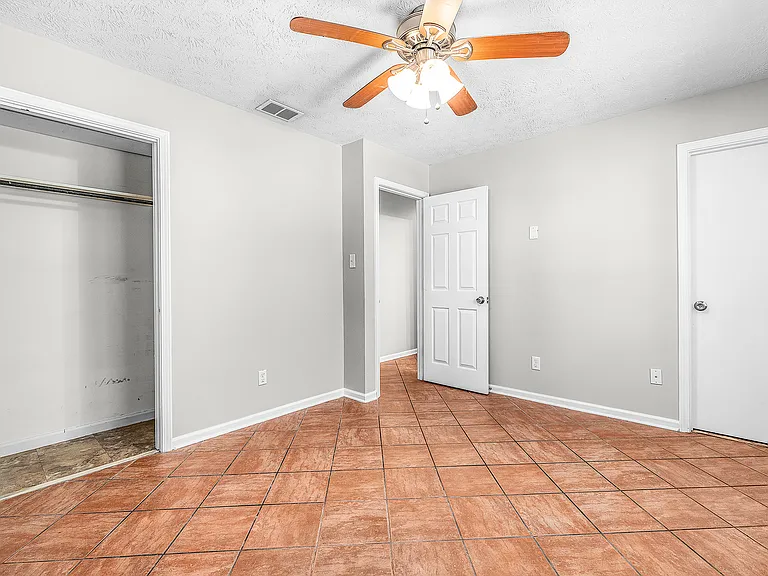 615 W Tietgen St — Photo 18