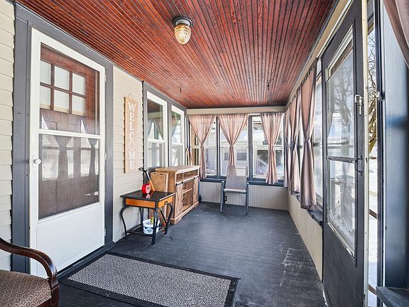 2nd image of 923 W Elsie St