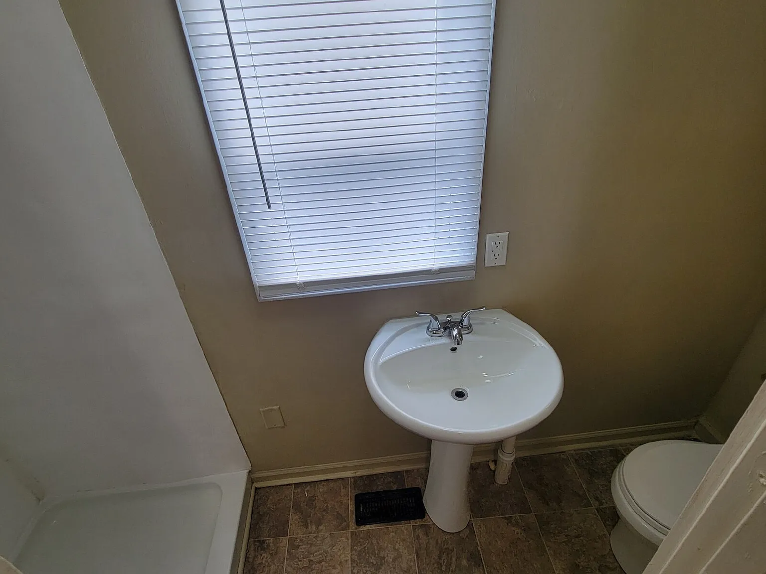 3 bed, 1.0 bath, $1,000 — Photo 3