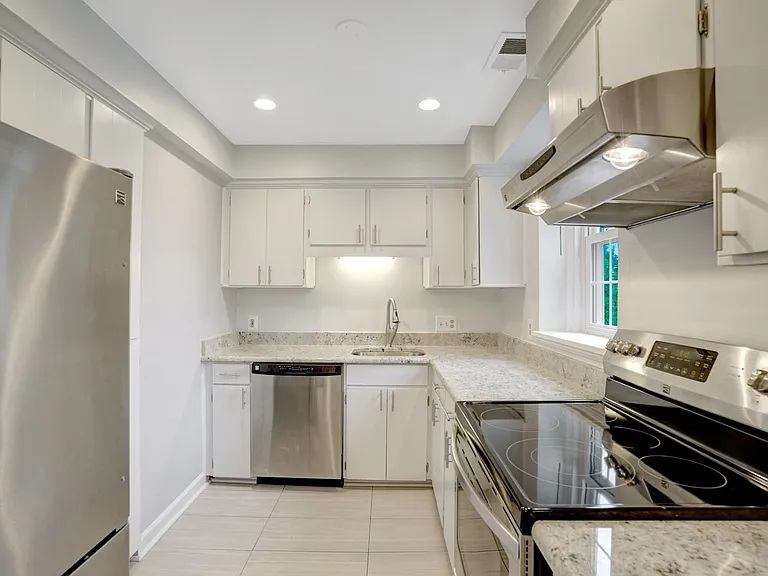 2873 S Buchanan St #C2 — Photo 12