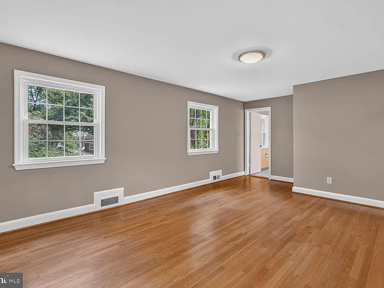 7215 Rollingwood Dr — Photo 16