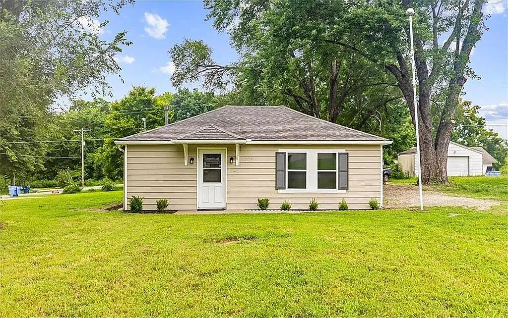 3 bed, 2.0 bath, 1300 sqft, $1,800 — Photo 1