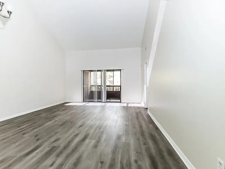 304 Lakeview Dr E — Photo 5