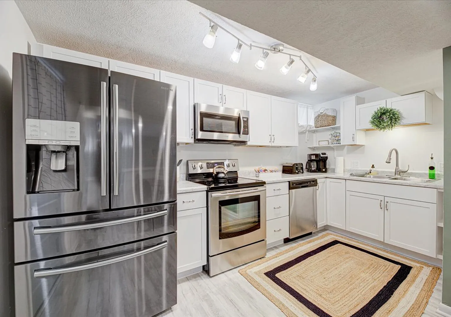 Clean, Private, Updated, Spacious Daylight Basement near hospitals — Photo 4