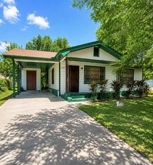 138 Midway Dr — Photo 1