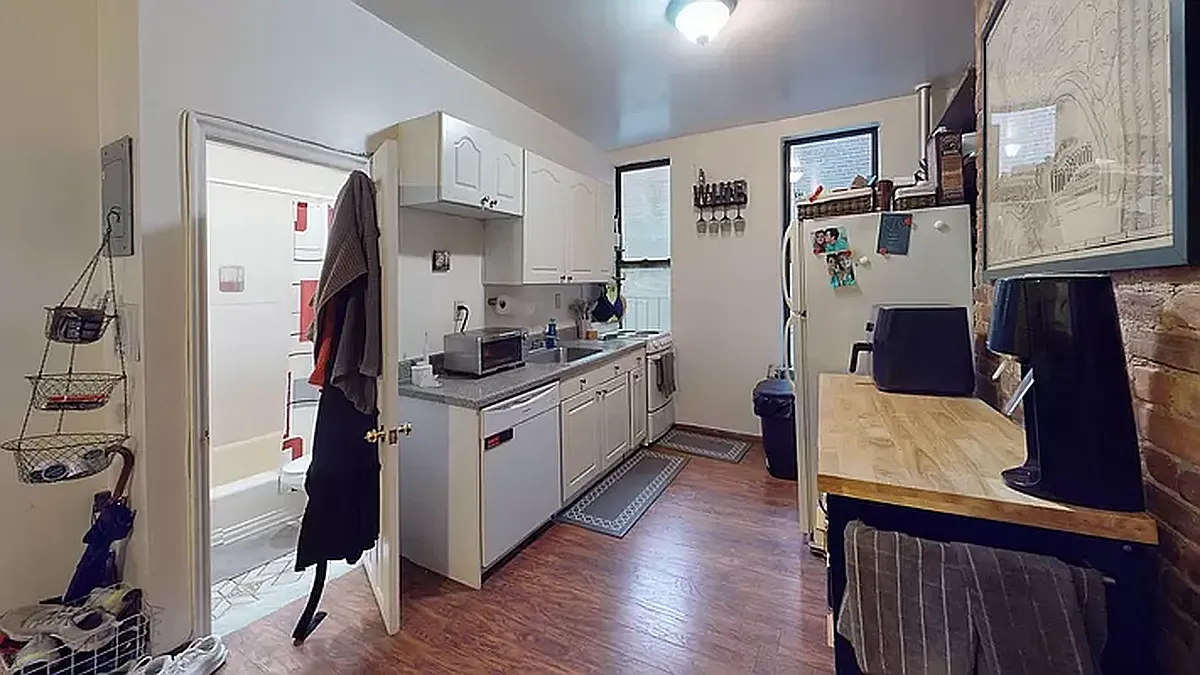Building Photo - 1626 2nd Ave #2S