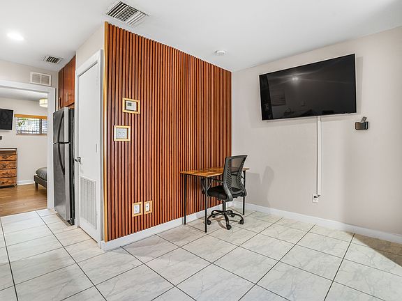 5th image of 202 N Fremont Ave #4