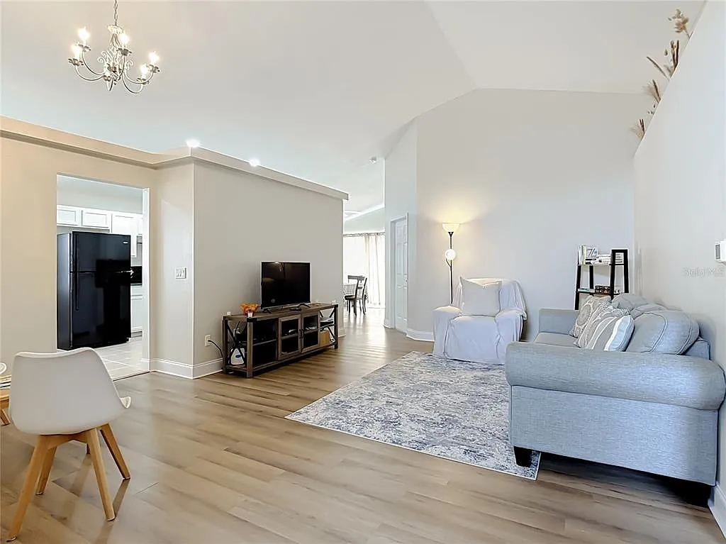 3 bed, 2.0 bath, 1484 sqft, $2,015 — Photo 3