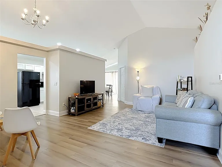 1128 Pinedale Dr — Photo 3