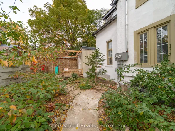 39 Arthur St N, Guelph, ON N1E 4T7