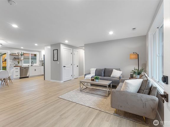 4th image of 604 NE Valley Oak Drive