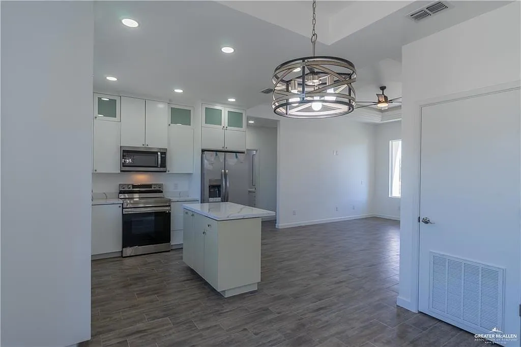 3 bed, 2.0 bath, 1218 sqft, $1,600 — Photo 2