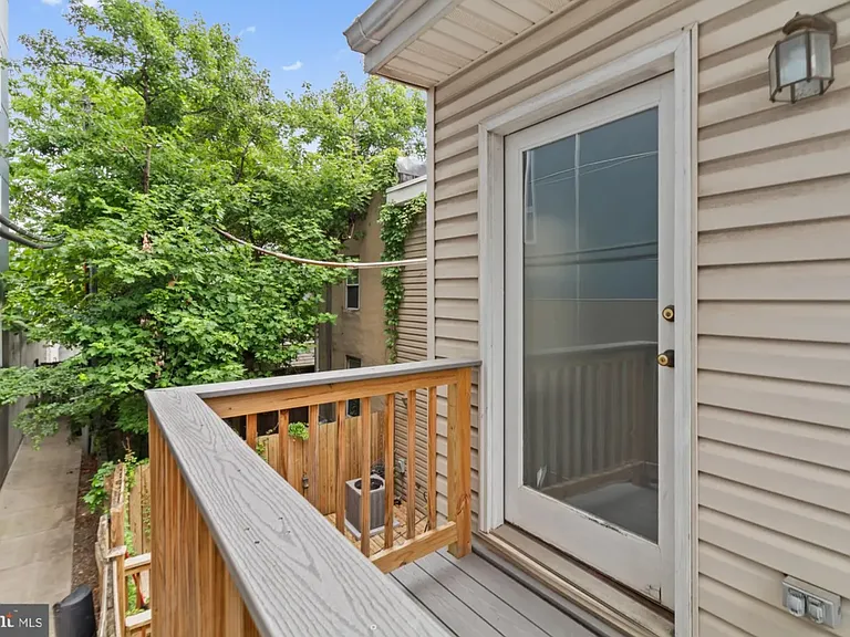 1122 William St — Photo 4