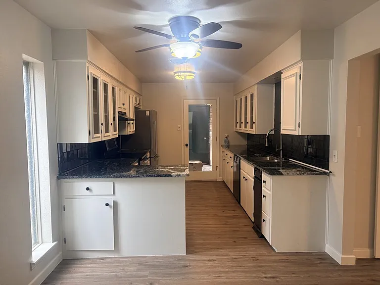 1413 Ventura Ave — Photo 10