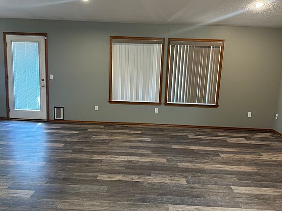 5th image of 871 E Oak St
