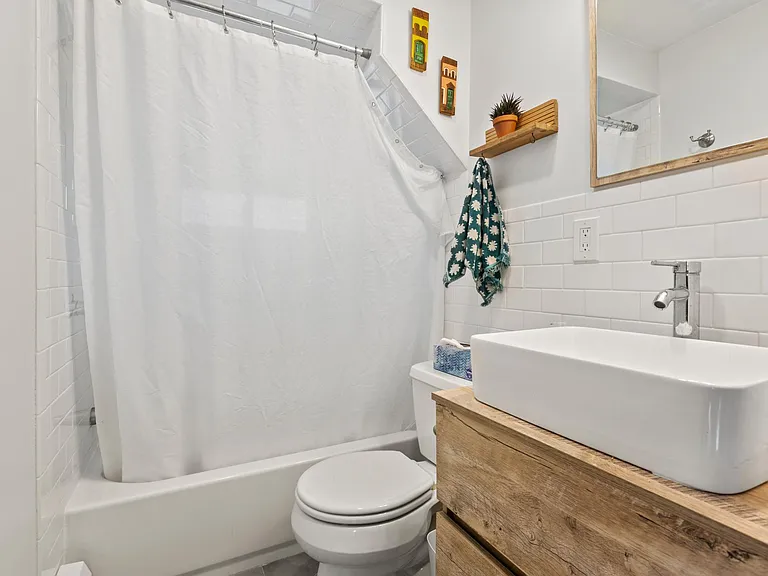 40 Otis St #1 — Photo 4