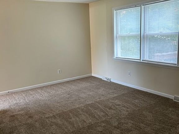 5th image of 481 Woodview Dr