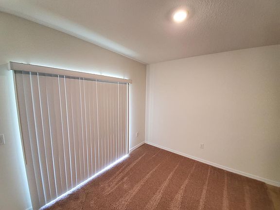 4th image of 405 Squires Grove Dr