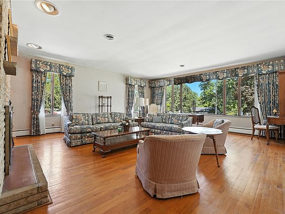 3rd image of 2560 Blossom Ln