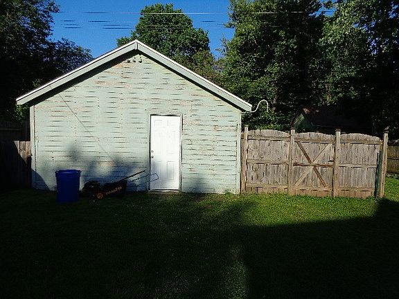 4th image of 2115 Douglas St