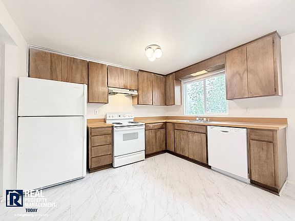 2nd image of 450 Pearl St #460
