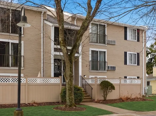 11 Village Rock Ln APT 21, Natick, MA 01760