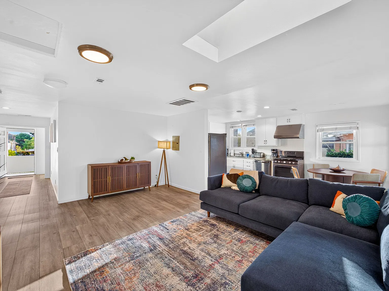 5 bed, 1668 sqft, $6,900 — Photo 2