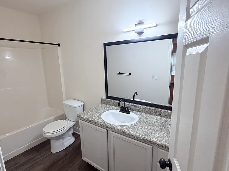 Hemingway Apartments — Photo 6