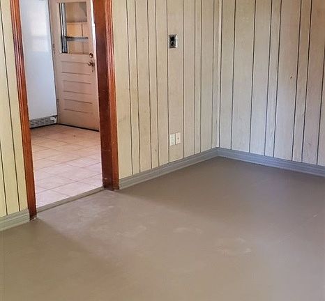 3rd image of 909 Rainbow Dr