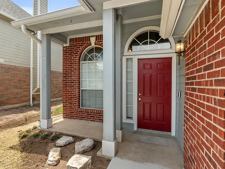 1908 Windy Park Dr — Photo 3