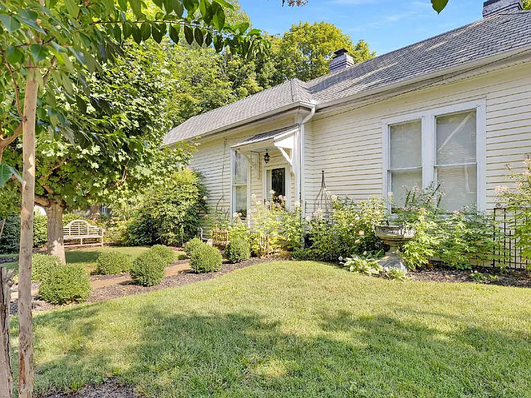 221 N Walnut St — Photo 3