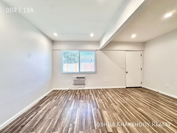 4th image of 14615 Gilmore St #6