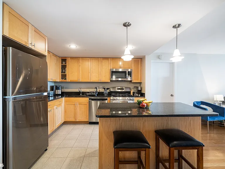 700 Grove St #11R — Photo 4
