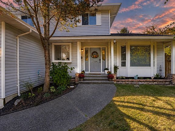 2nd image of 1328 Honeysuckle Ln
