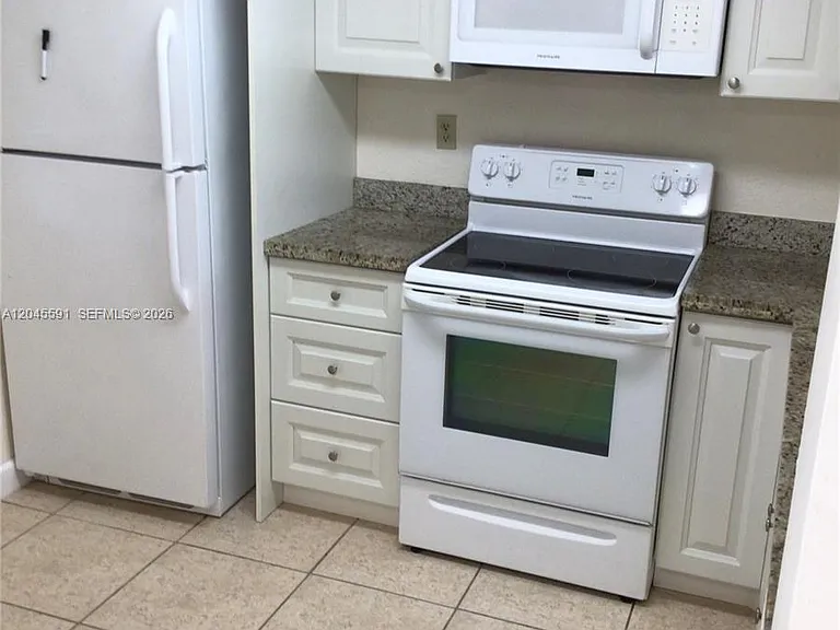 10975 SW 107th St #302 — Photo 3
