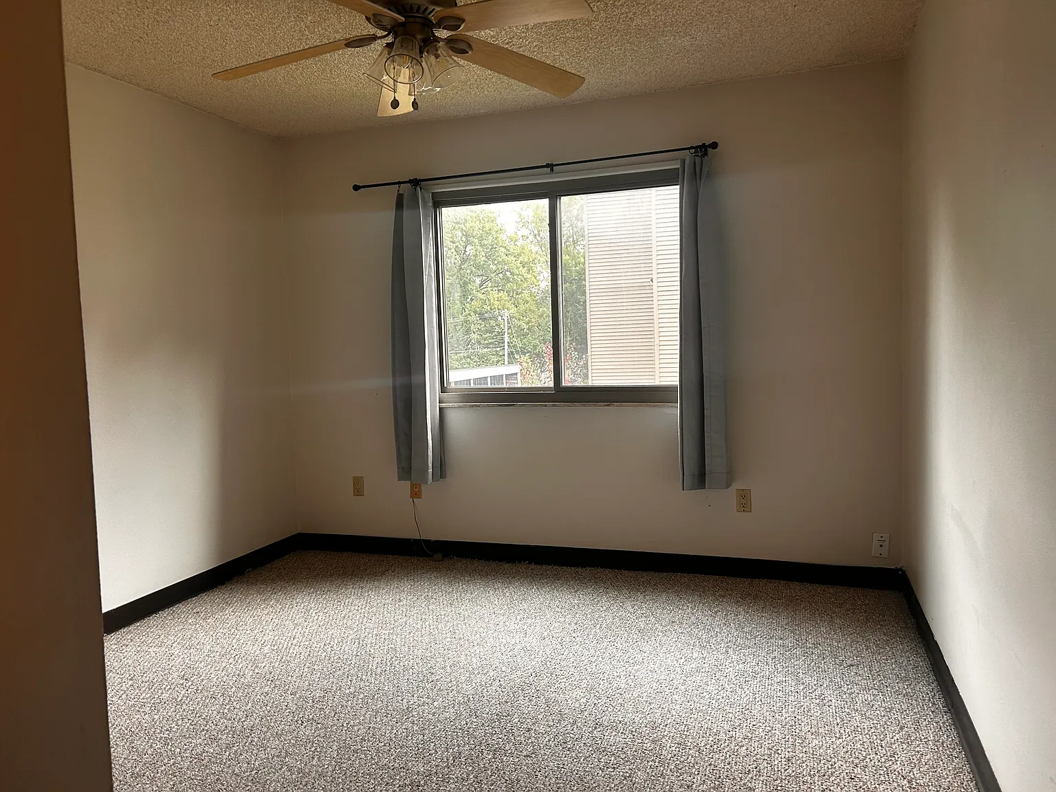 2 bed, 1.5 bath, 1000 sqft, $960 — Photo 2