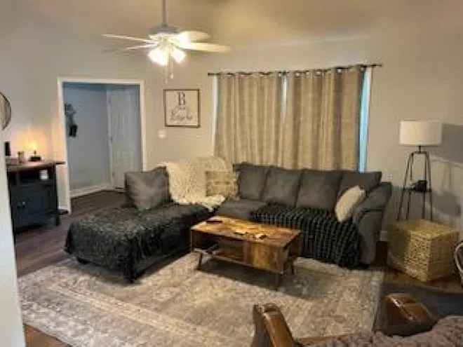 3 bed, 1297 sqft, $1,975 — Photo 2