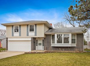 1104 E Alder Ln, Mount Prospect, IL
