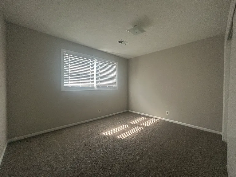 5524-5526 S 42nd Street Ct — Photo 13