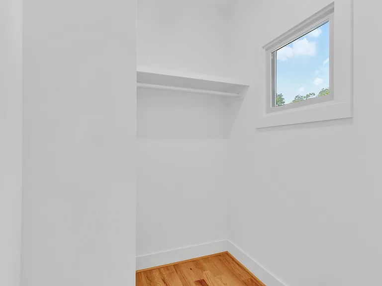 976 Dunning St — Photo 37