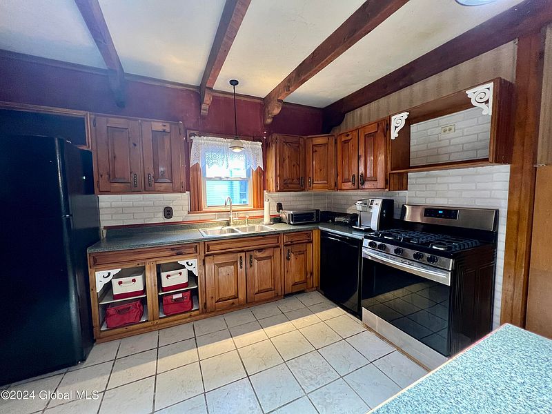 4th image of 34 Grove Avenue