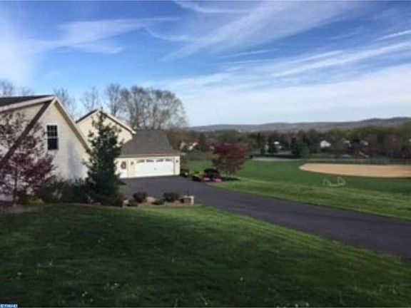 Attached 2 Car Garage