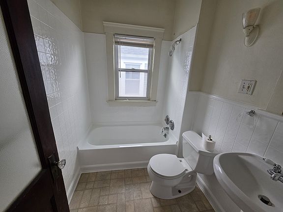 3rd image of 1415 W 110th St APT 1