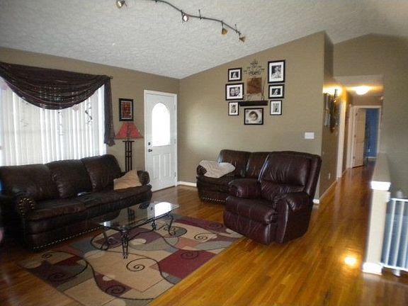 4th image of 35 Chestnut Meadows Dr