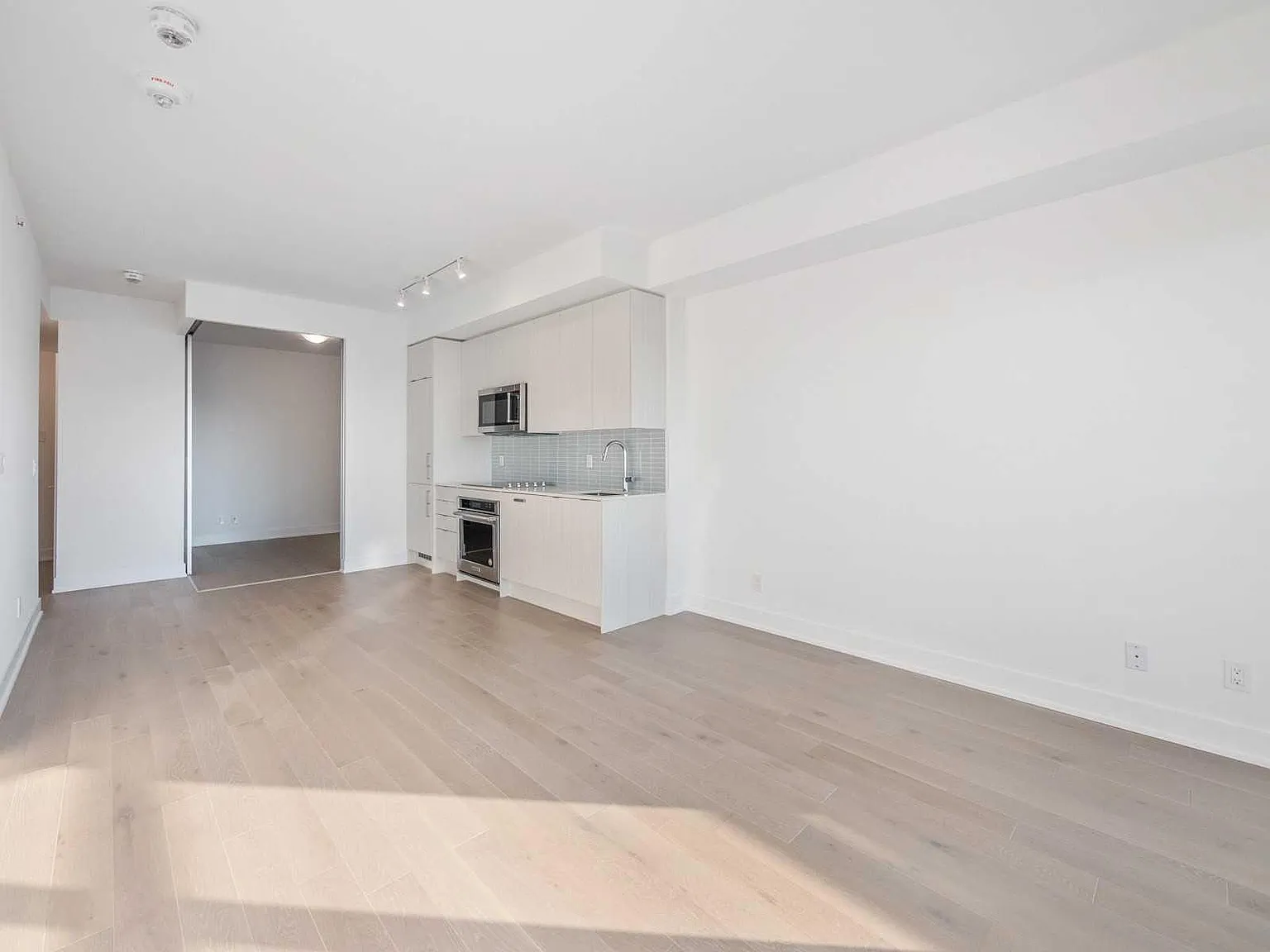2 bed, 712 sqft, $3,000 — Photo 4