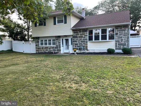 201 Dolores Dr, Cinnaminson, NJ 08077