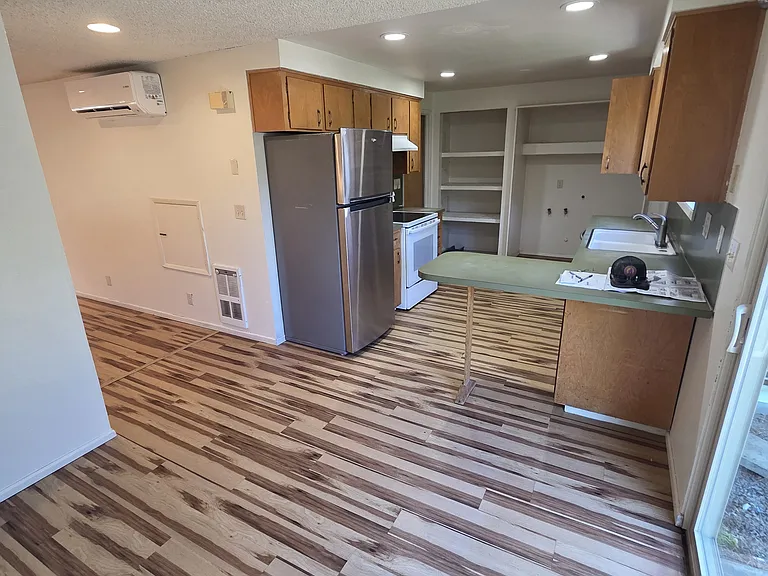 3945 Oak St — Photo 10