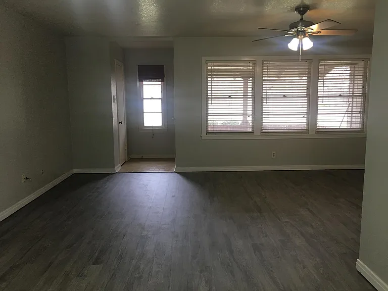 2317 College St — Photo 13