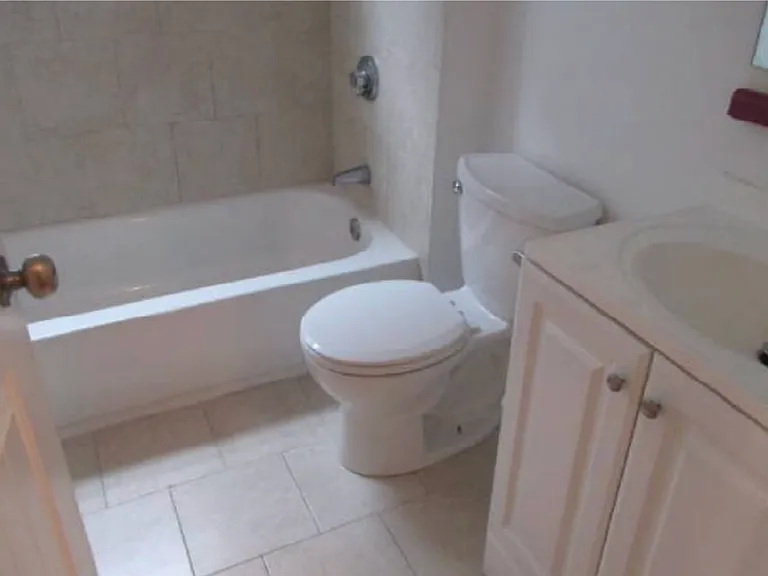 2nd Floor: Bath (washer/dryer in bath closet)