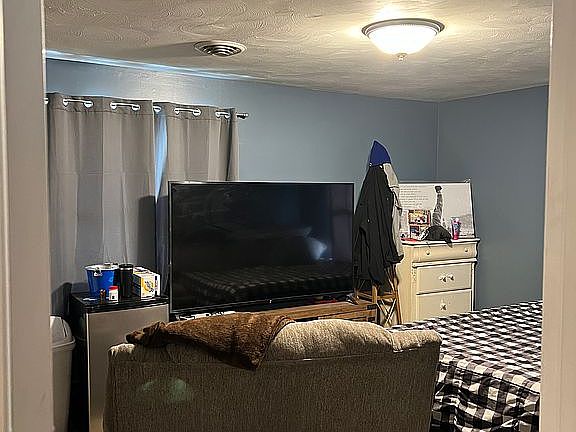 4th image of 325 Somerset Ct